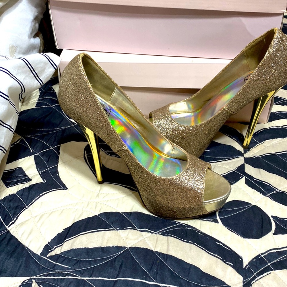 Gold heel